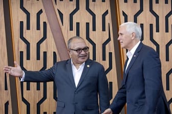 Peter O'Neill (l), Papua-Neuguineas Premierminister, begrüßte US-Vizepräsident Mike Pence bei dessen Ankunft.