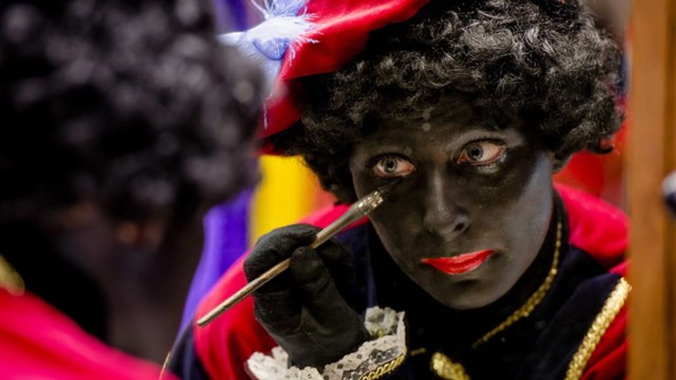 Eine Frau schminkt sich als "Zwarte Piet" - ein Thema, das in den Niederlanden mittlerweile zu erbitterten Rassismus-Debatten führt.