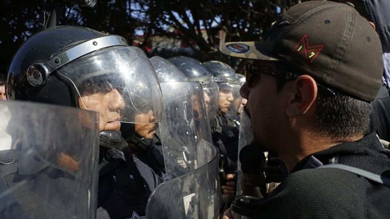 Bei der Demo gegen Migranten in Tijuana kam zu Handgreiflichkeiten zwischen gewaltbereiten Demonstranten und Polizisten.