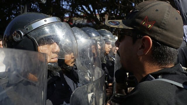 Bei der Demo gegen Migranten in Tijuana kam zu Handgreiflichkeiten zwischen gewaltbereiten Demonstranten und Polizisten. Bei der Demo gegen Migranten in Tijuana kam zu Handgreiflichkeiten zwischen gewaltbereiten Demonstranten und Polizisten.