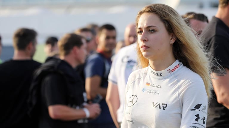 Die deutsche Nachwuchs-Rennfahrerin Sophia Flörsch ist beim Weltfinale der Formel 3 in Macao schwer verunglückt.