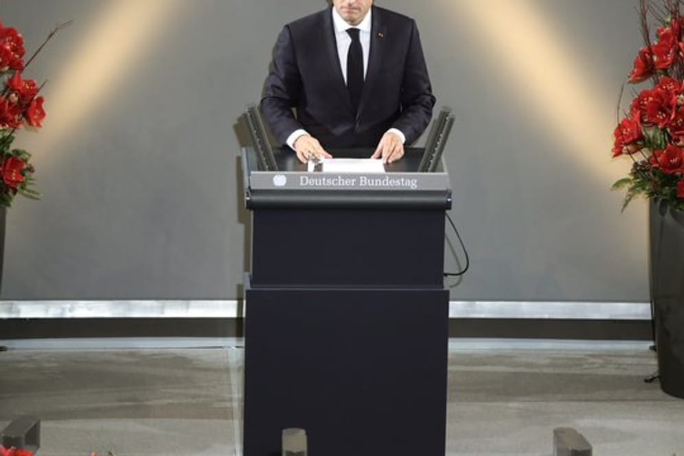 Frankreichs Präsident Emmanuel Macron spricht im Bundestag bei der Zentralen Gedenkveranstaltung zum Volkstrauertag.