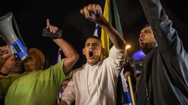 Wutentbrannt: Israelis demonstrieren gegen den Waffenstillstand mit der radikal-islamischen Hamas. Wutentbrannt: Israelis demonstrieren gegen den Waffenstillstand mit der radikal-islamischen Hamas.