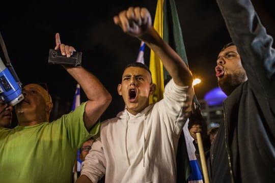 Wutentbrannt: Israelis demonstrieren gegen den Waffenstillstand mit der radikal-islamischen Hamas.