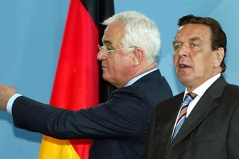Der damalige Bundeskanzler Gerhard Schröder mit Peter Hartz, dem Schöpfer der Hartz-IV-Reform.
