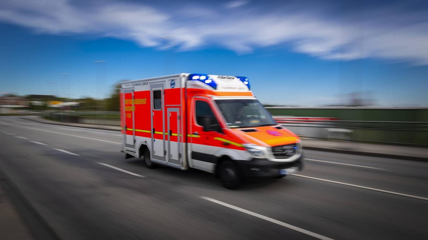 Krankenwagen mit Blaulicht: Der E-Bike-Fahrer starb trotz Reanimationsversuchen noch an der Unfallstelle. (Symbolfoto)