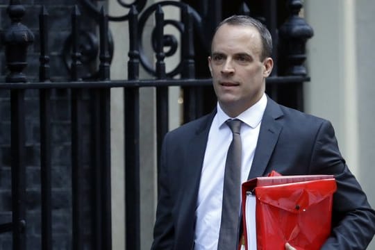 Dominic Raab, der frühere britische Brexit-Minister, glaubt an "dunkle Mächte" in Brüssel.