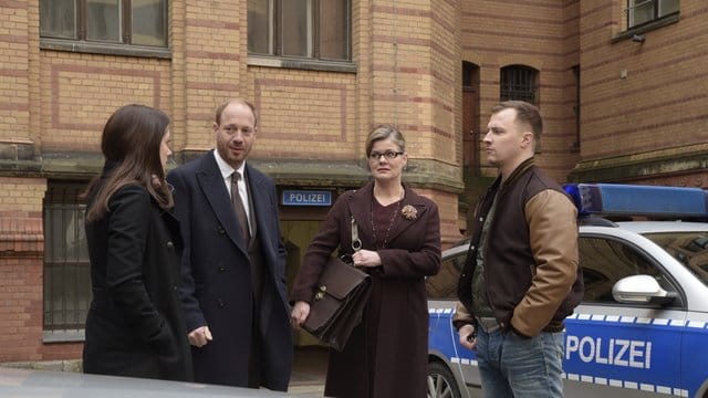 Pede Yvonne Wills (Alice Dwyer, l-r) und ihr Mann Heiko (Johann von Bülow) im Gespräch mit Kollegen.