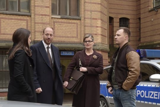 Pede Yvonne Wills (Alice Dwyer, l-r) und ihr Mann Heiko (Johann von Bülow) im Gespräch mit Kollegen.