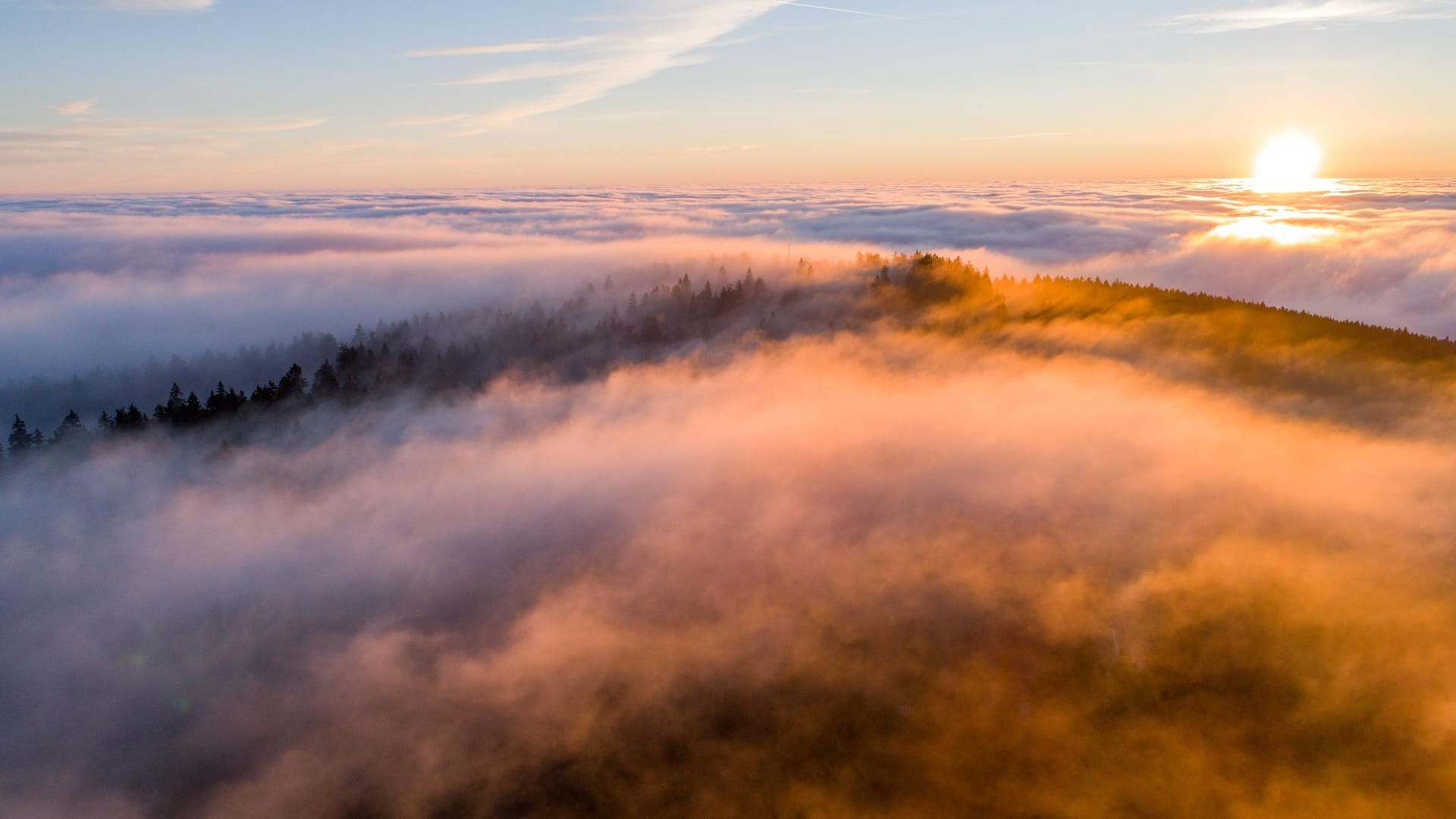 Sonnenuntergang über dem Großen Feldberg im Taunus: Oberhalb von 500 Metern kann es kommende Woche auch Schnee geben. Sonnenuntergang über dem Großen Feldberg im Taunus: Oberhalb von 500 Metern kann es kommende Woche auch Schnee geben.