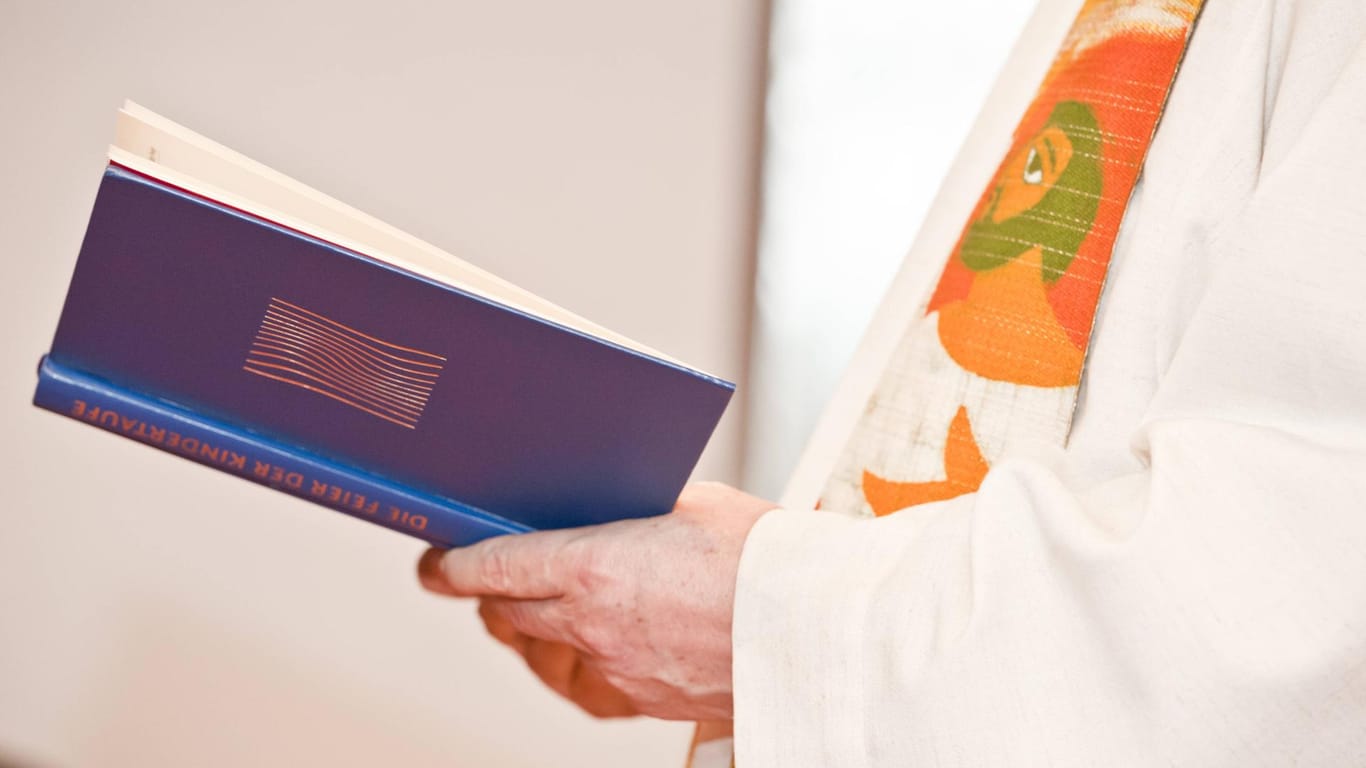 Priester mit Gebetbuch: Dem 64-Jährigen in Ballenstedt will das veruntreute Geld zurückzahlen. (Symbolfoto)