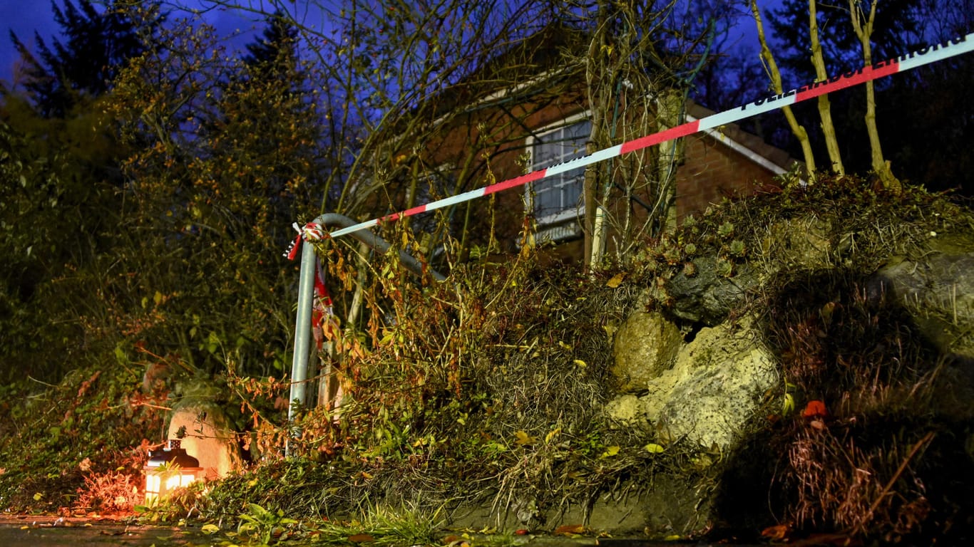 Wittenburg in Mecklenburg-Vorpommern: Eine Grableuchte steht neben dem Haus, in dem ein 85 Jahre alter Mann mit einem Messer getötet wurde.
