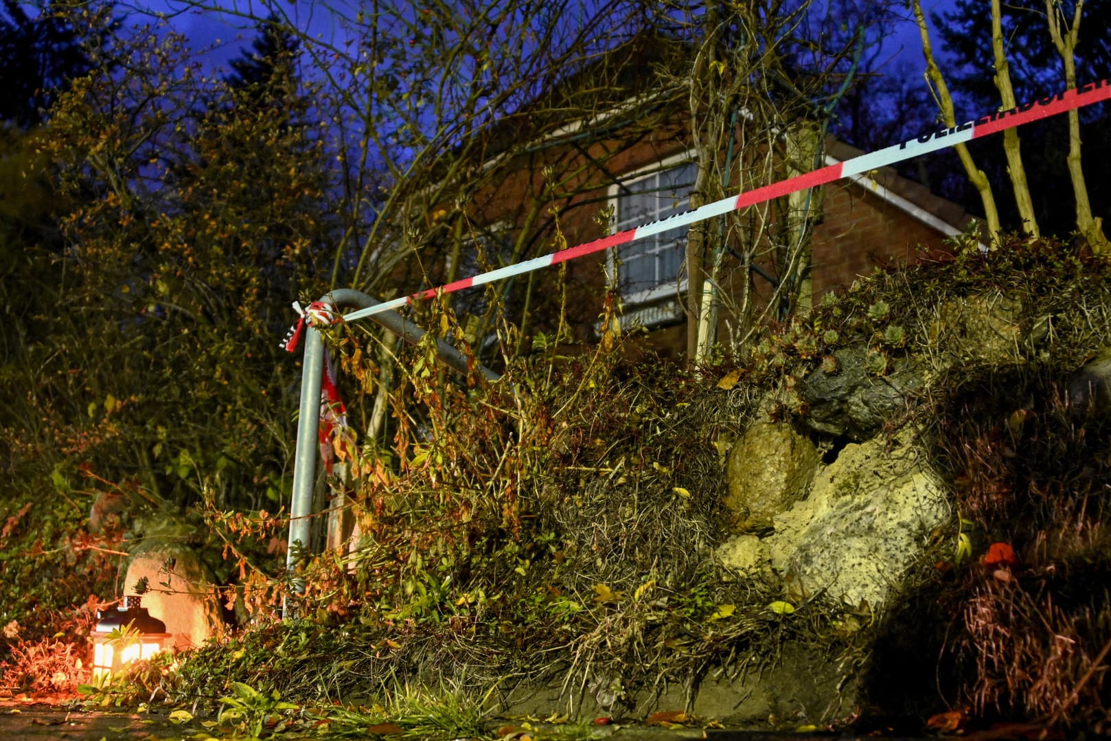 Wittenburg in Mecklenburg-Vorpommern: Eine Grableuchte steht neben dem Haus, in dem ein 85 Jahre alter Mann mit einem Messer getötet wurde.