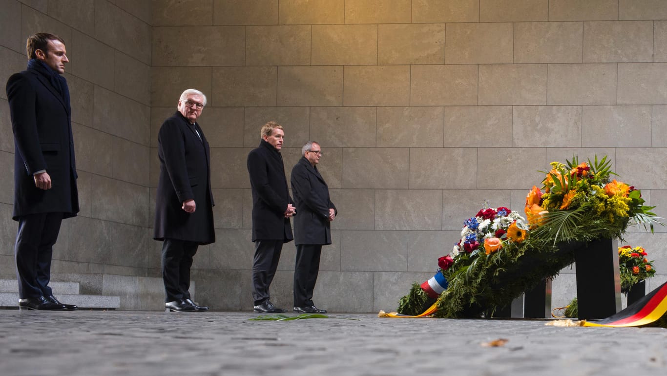 Gedenken an die Kriegstoten: v.l. Macron, Steinmeier, Bundesratspräsident Günther und Verfassungsgerichtspräsident Voßkuhle in der Neuen Wache in Berlin.