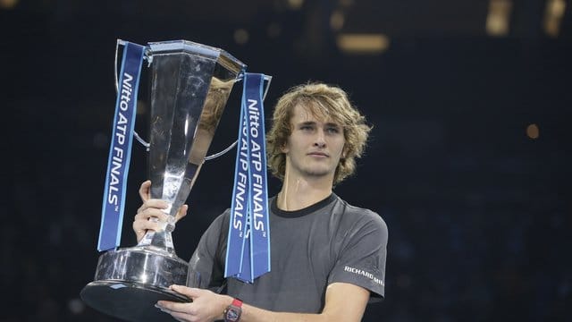 Tennisspieler Alexander Zverev gewinnt gegen Djokovic die ATP-WM.