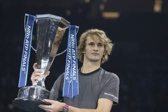 Tennisspieler Alexander Zverev gewinnt gegen Djokovic die ATP-WM.