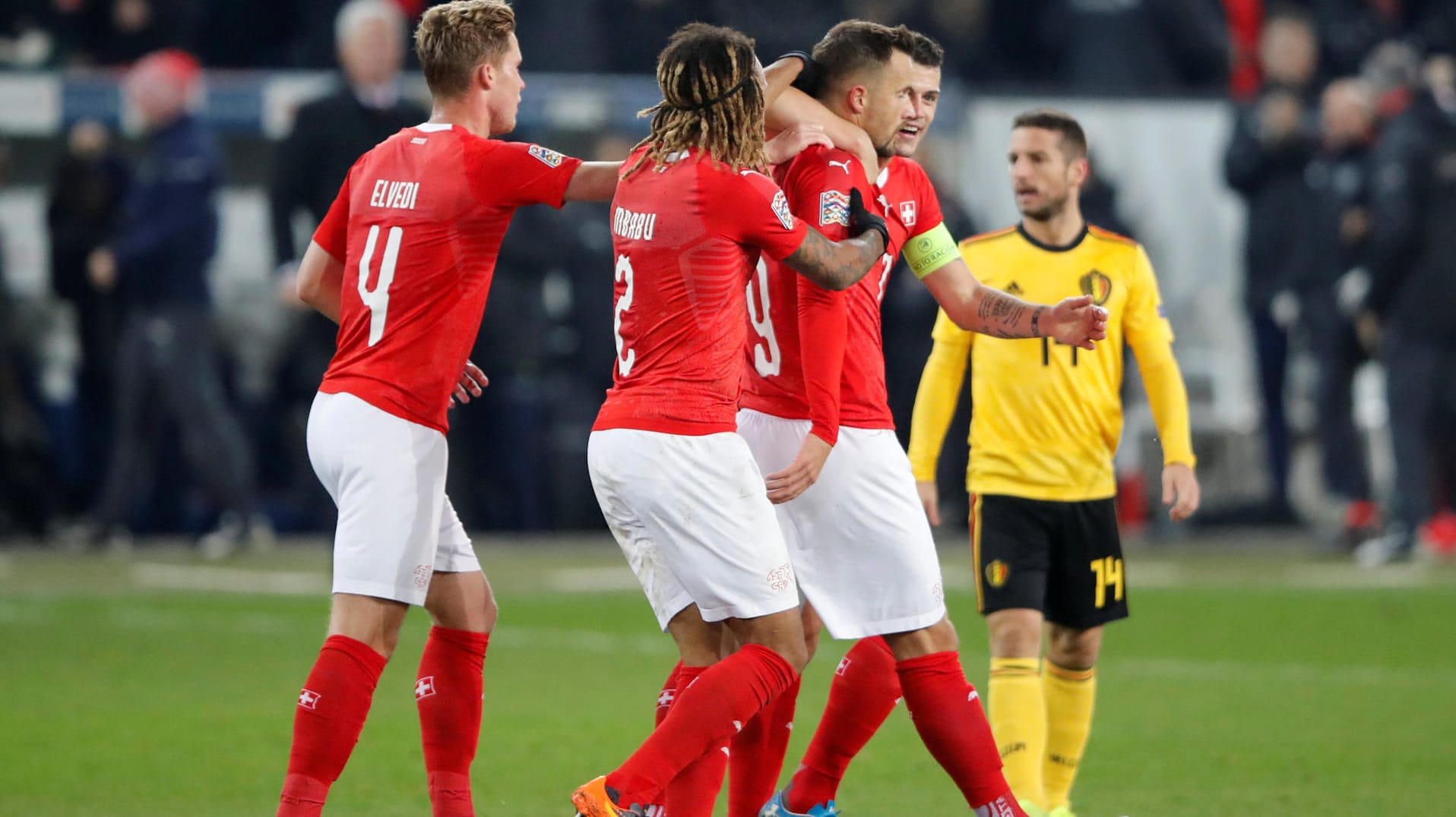 Gruppensieger: Gladbachs Nico Elvedi (l.) und die Schweiz drehten ein fulminantes Spiel gegen Belgien.