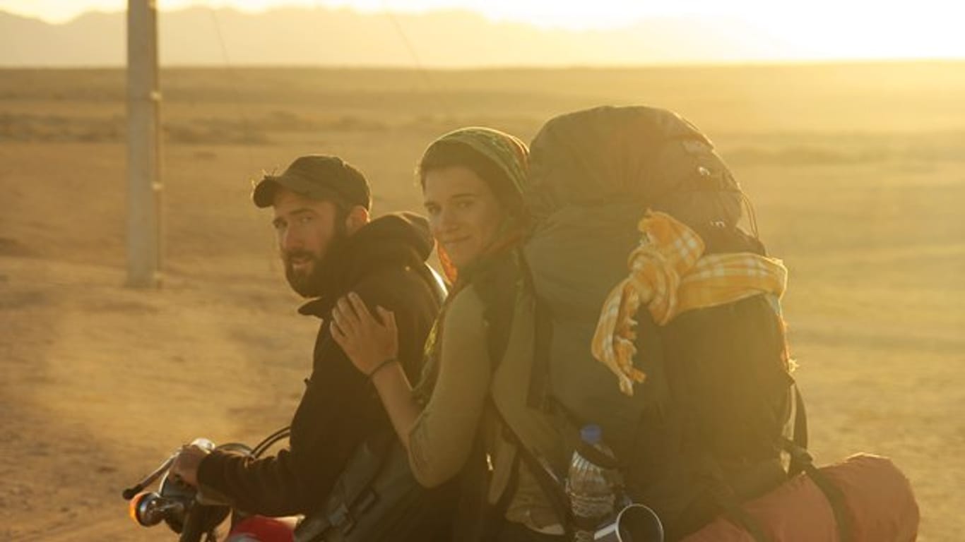 Auf ihrer Reise um die Welt bedienen sich Patrick Allgaier und Gwendolin Weisser allermöglicher Fortbewegungsmittel, mit Ausnahme des Flugzeugs - im Iran mieten sie sich ein Motorrad.