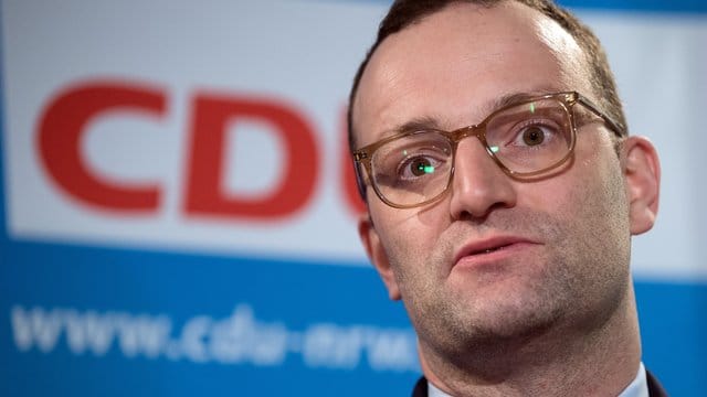 Jens Spahn will über den geplanten Uno-Migrationspakt erst noch diskutieren - und stößt damit in seiner Partei auf Kritik. Jens Spahn will über den geplanten Uno-Migrationspakt erst noch diskutieren - und stößt damit in seiner Partei auf Kritik.