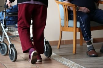 "Pflege-TÜV: Pflegebedürftige und ihre Angehörigen sollen für die Suche nach einem guten Heim durch den sogenannten "Pflege-TÜV" künftig aussagekräftigere Bewertungen bekommen.