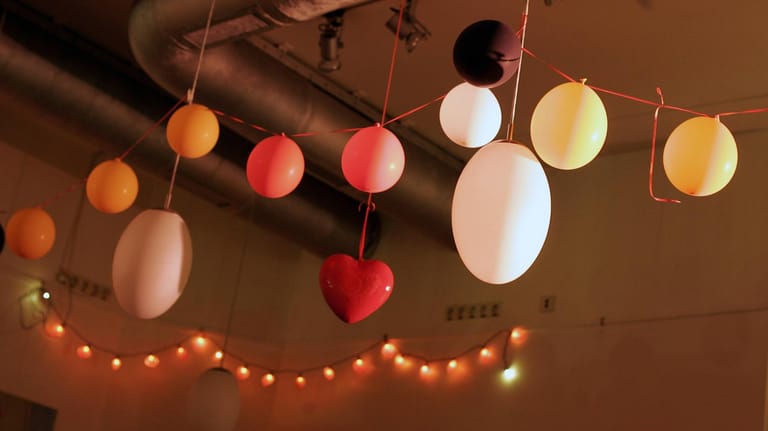 Luftballons auf einer Party: Die Vermisste hatte sich offenbar unter die Gäste einer Hochzeitsparty gemischt. (Symbolbild)