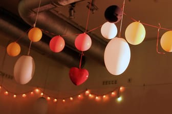 Luftballons auf einer Party: Die Vermisste hatte sich offenbar unter die Gäste einer Hochzeitsparty gemischt. (Symbolbild)