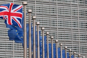 Die Flagge Großbritanniens vor Europäischen Kommission: Die Umfrage wurde durchgeführt, bevor sich die EU und Großbritannien auf einen Vertrag einigten. (Archivbild)