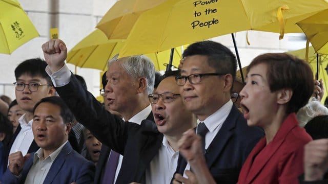 Anführer der "Occupy Central"-Bewegung, Tanya Chan (r-l), Chan Kin Man, Benny Tai, Chu Yiu Ming und Lee Wing Tat vor dem Gericht in Hongkong. Anführer der "Occupy Central"-Bewegung, Tanya Chan (r-l), Chan Kin Man, Benny Tai, Chu Yiu Ming und Lee Wing Tat vor dem Gericht in Hongkong.