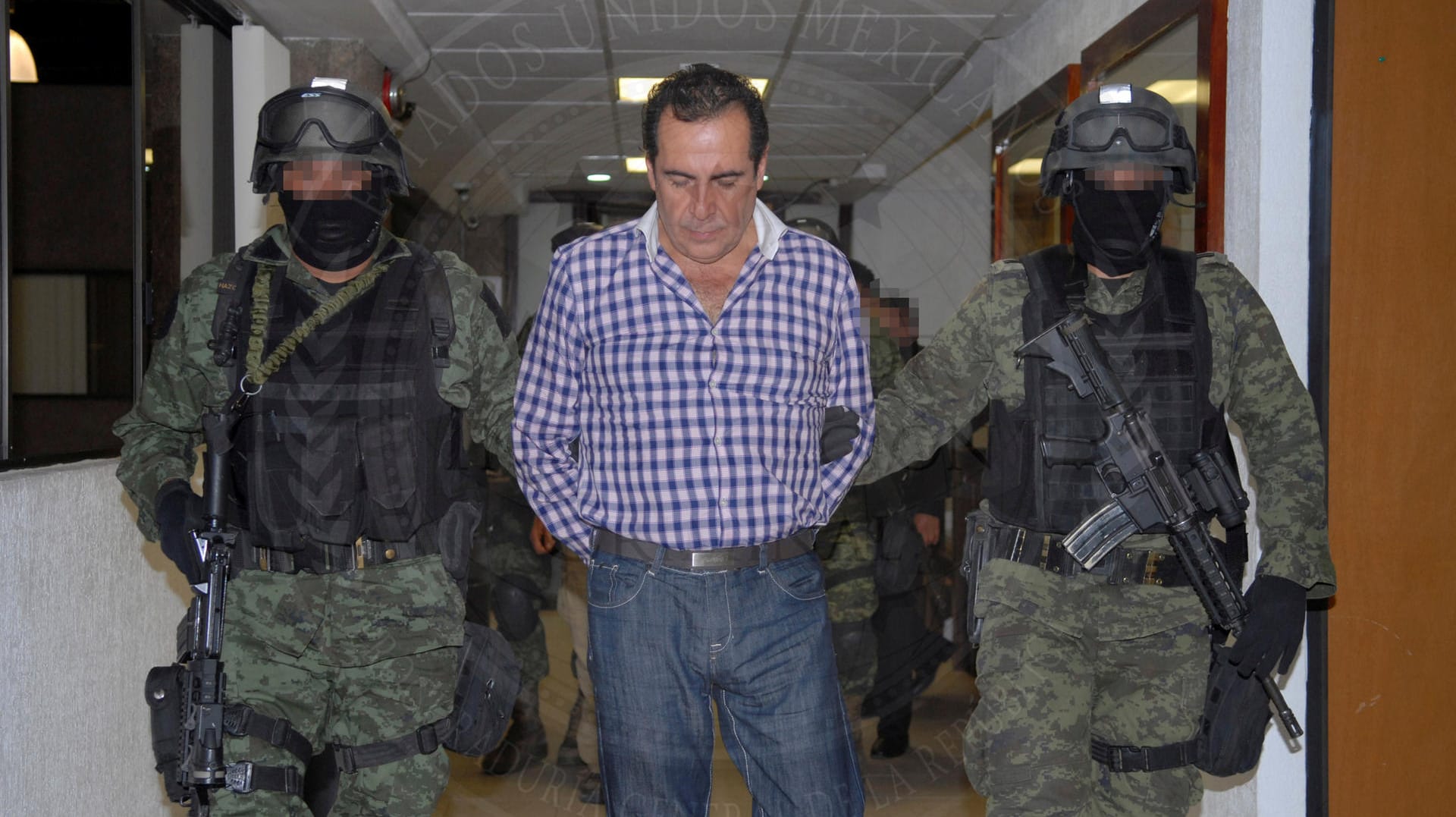 Beltrán Leyva wird von Soldaten abgeführt: Im Jahr 2014 wurde der Drogenboss gefasst, seitdem saß er im Gefängnis. (Archivbild) Beltrán Leyva wird von Soldaten abgeführt: Im Jahr 2014 wurde der Drogenboss gefasst, seitdem saß er im Gefängnis. (Archivbild)