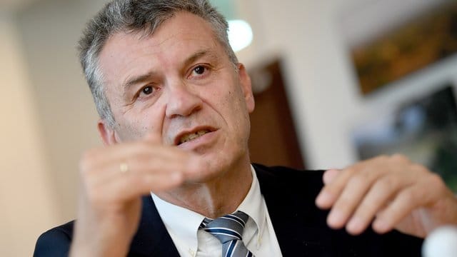 Werner Gatzer, Staatssekretär im Bundesfinanzministerium, steht vor seiner "schwarze Null" im Bundeshaushalt. Werner Gatzer, Staatssekretär im Bundesfinanzministerium, steht vor seiner "schwarze Null" im Bundeshaushalt.