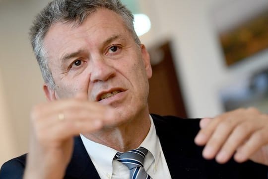Werner Gatzer, Staatssekretär im Bundesfinanzministerium, steht vor seiner "schwarze Null" im Bundeshaushalt.