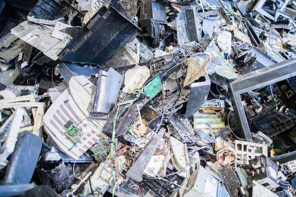 Elektroschrott: Alte Elektrogeräte werden oft falsch oder sogar illegal entsorgt. Besonders schlecht sieht es nach Angaben des Umweltbundesamts bei großen Haushaltsgeräten aus.