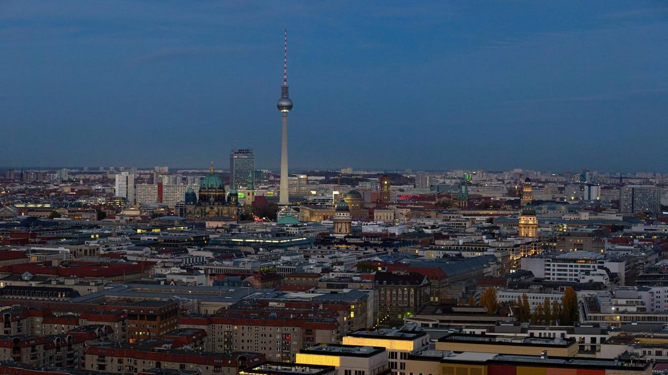 Blick über die Berliner Stadtmitte: In der Hauptstadt ist ein Pilotprojekt für mehr Transparenz bei Funkzellenabfragen der Polizei gestartet.