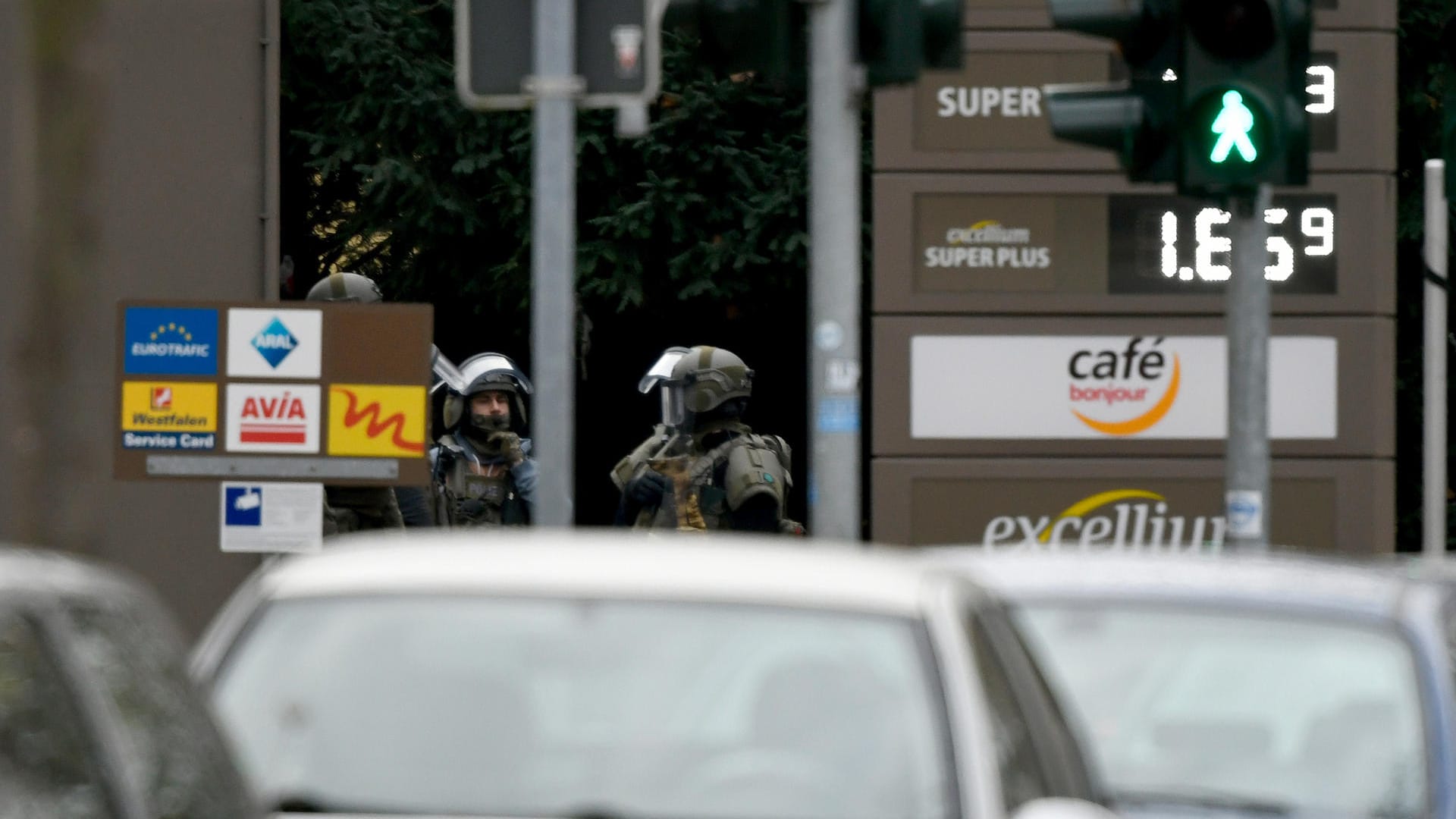 Spezialkräfte der Polizei an der Bochumer Tankstelle: Die Geisel konnte unverletzt gerettet werden. Spezialkräfte der Polizei an der Bochumer Tankstelle: Die Geisel konnte unverletzt gerettet werden.