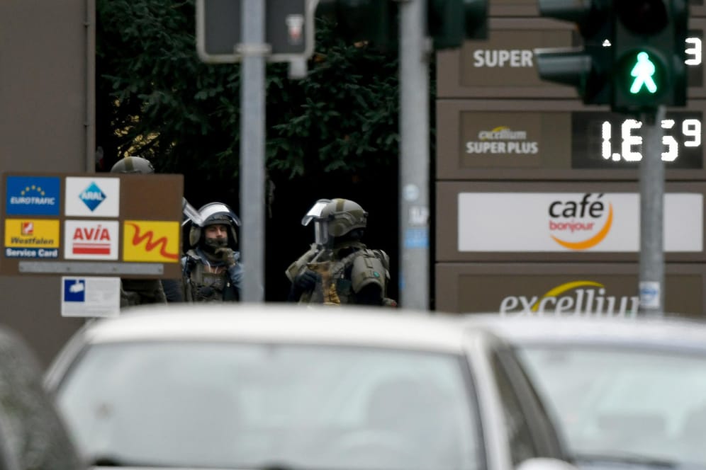 Spezialkräfte der Polizei an der Bochumer Tankstelle: Die Geisel konnte unverletzt gerettet werden.