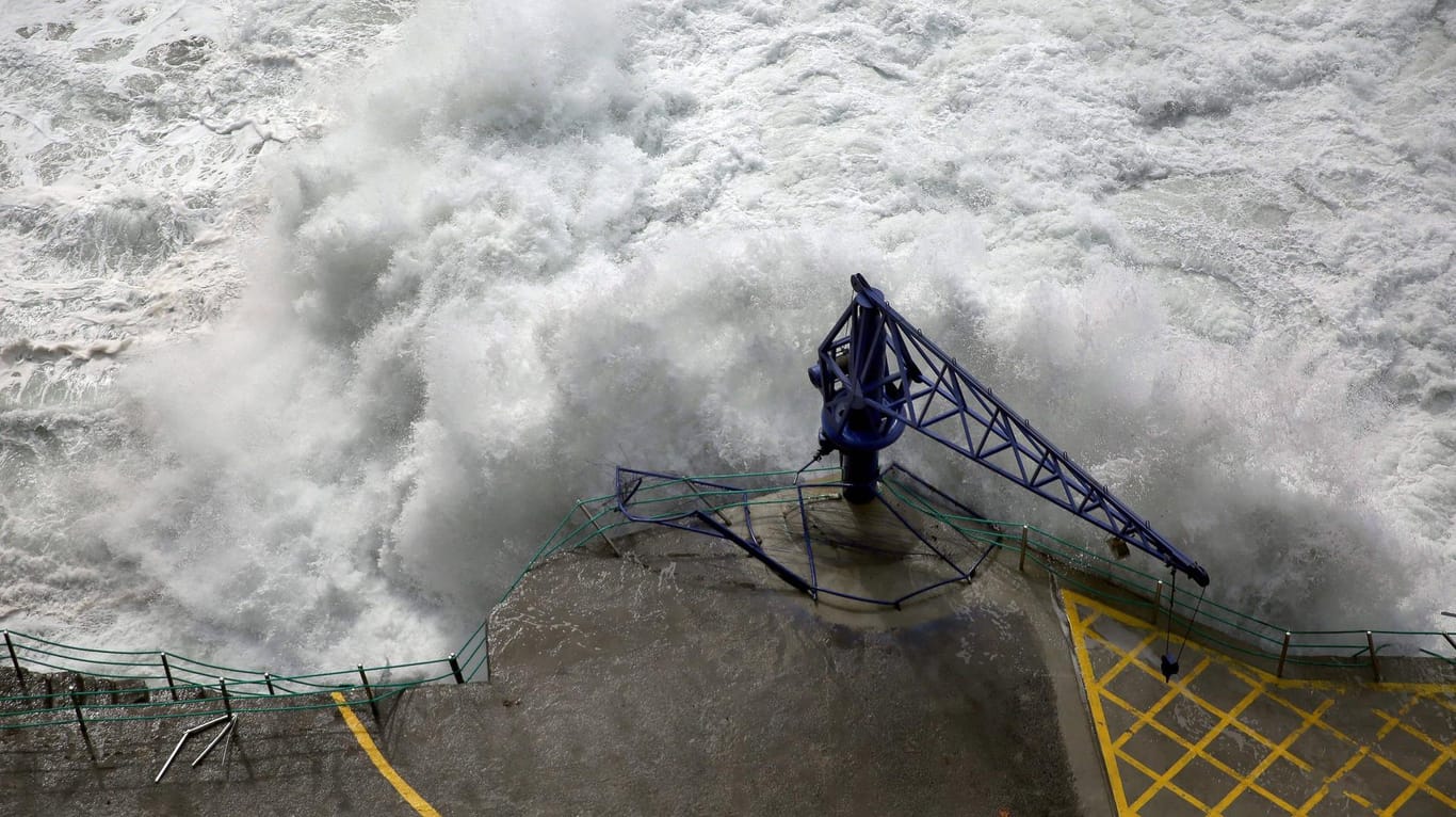 Starke Wellen treffen die Küste von Taroconte auf Teneriffa: Besonders der Nordwesten der Insel war betroffen.