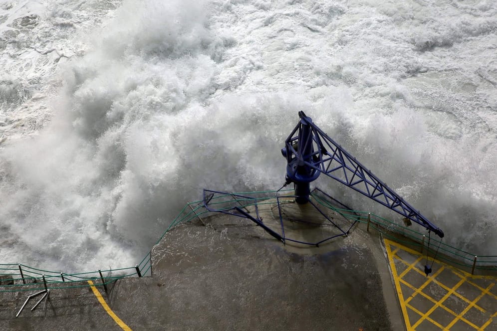 Starke Wellen treffen die Küste von Taroconte auf Teneriffa: Besonders der Nordwesten der Insel war betroffen.
