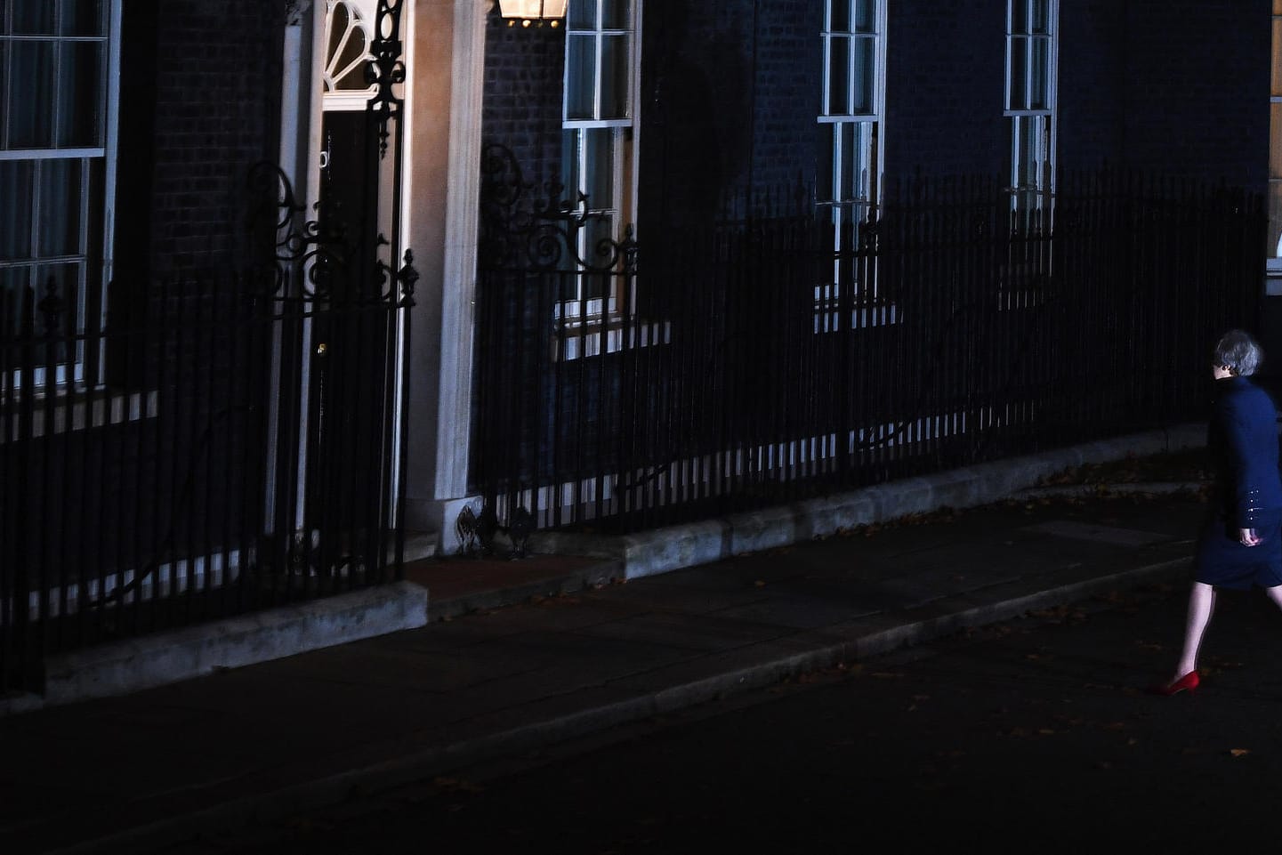 Die britische Premierministerin vor dem Regierungssitz in der Downing Street: Viele Brexit-Gegner hoffen, dass nun bald die Brexit-Befürworter die Regierung übernehmen.