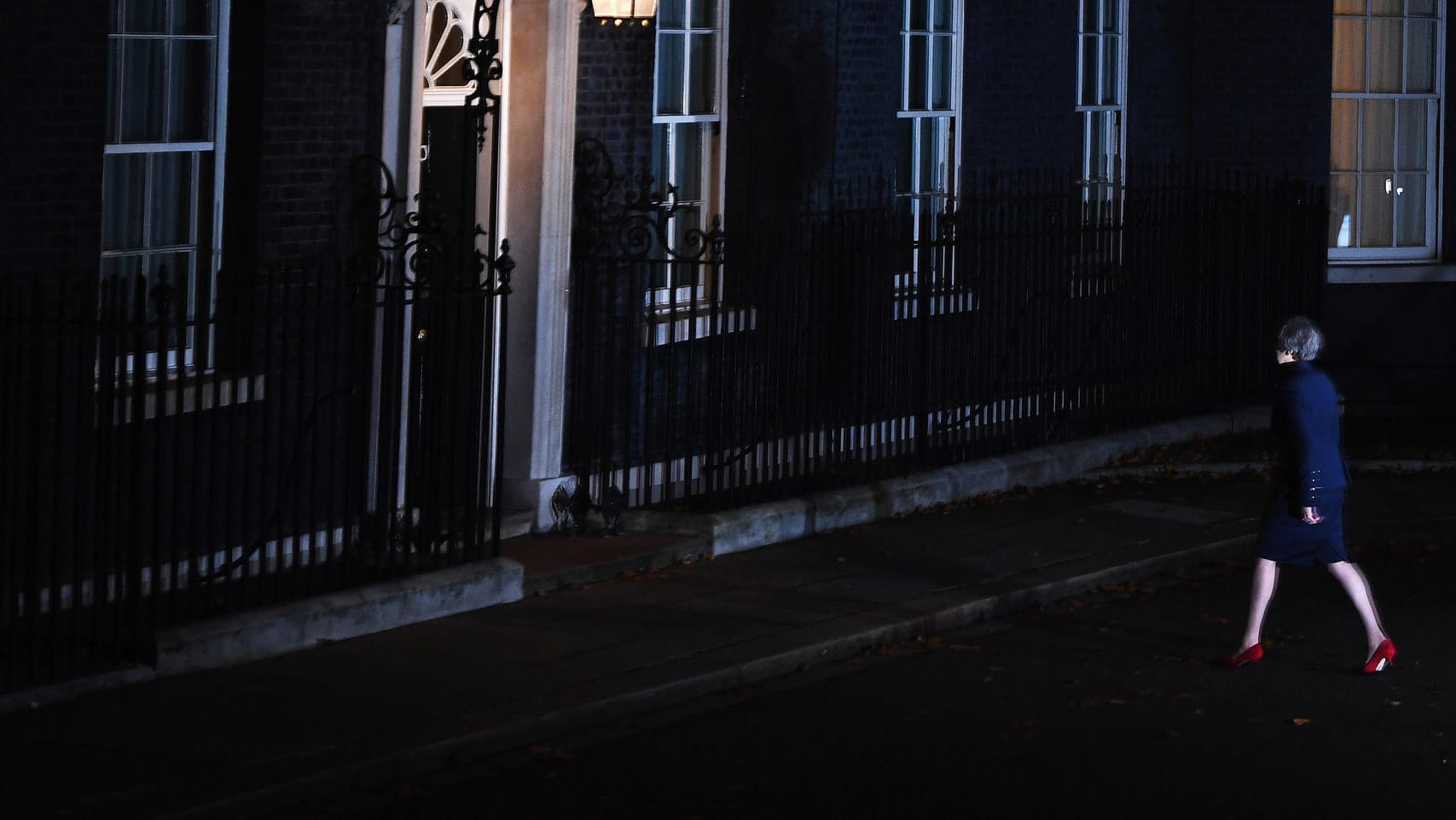 Die britische Premierministerin vor dem Regierungssitz in der Downing Street: Viele Brexit-Gegner hoffen, dass nun bald die Brexit-Befürworter die Regierung übernehmen.