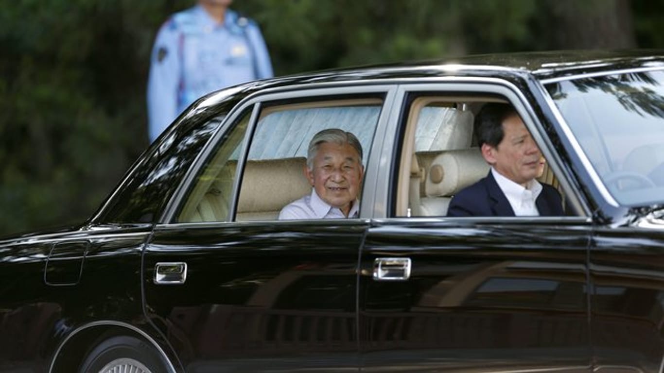 Japans Kaiser Akihito im Dienstwagen (2016).