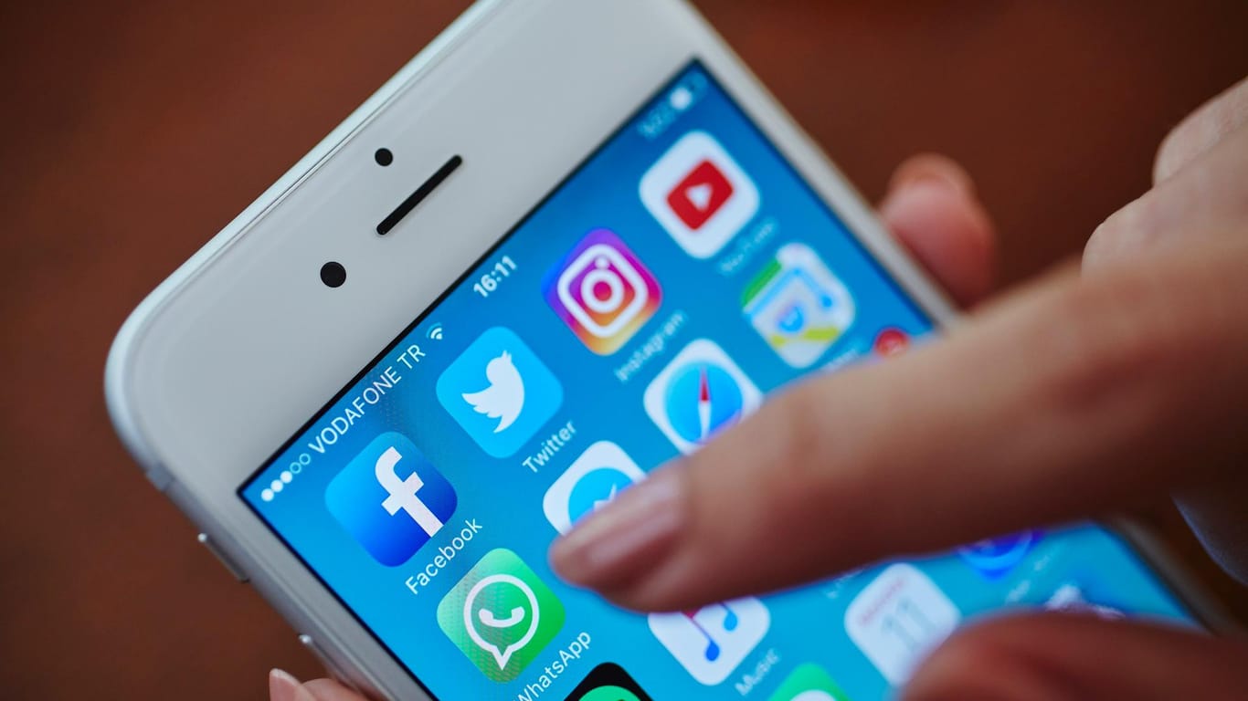 Eine iPhone 6 mit WhatsApp: Apple könnte Sticker für den Messenger bald aus dem App Store entfernen.