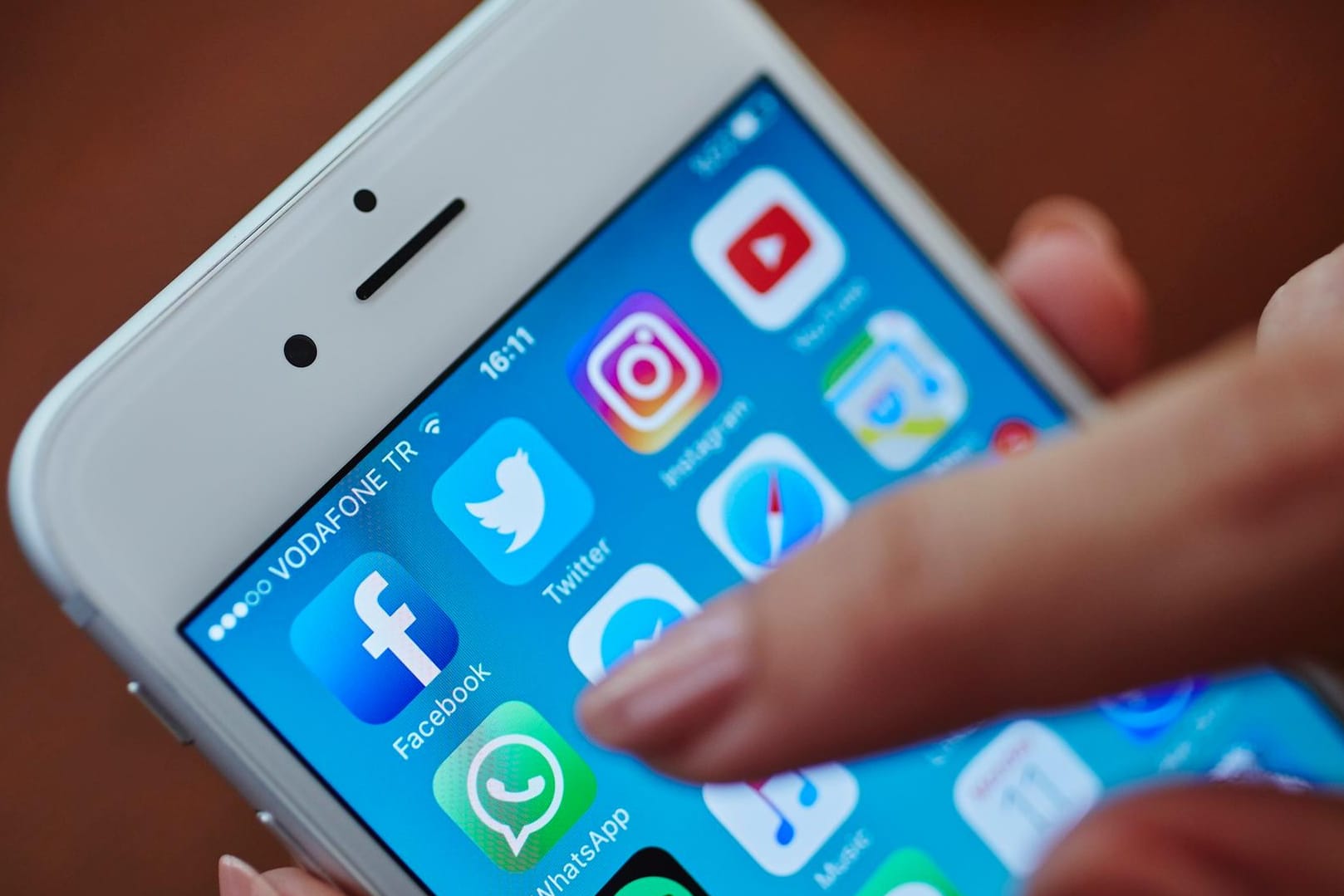 Eine iPhone 6 mit WhatsApp: Apple könnte Sticker für den Messenger bald aus dem App Store entfernen.