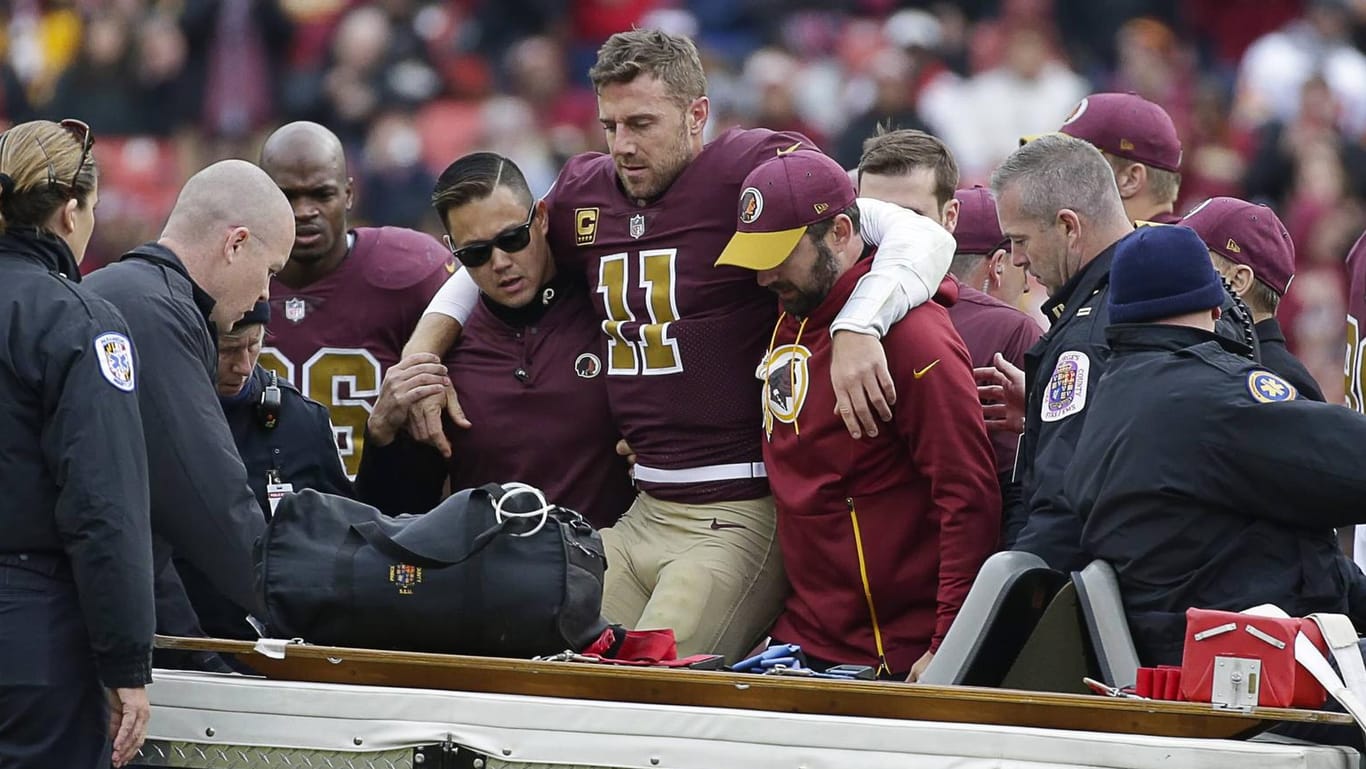Saisonaus: Alex Smith musste von Mitarbeitern der Redskins vom Feld zum Abstransport getragen werden.