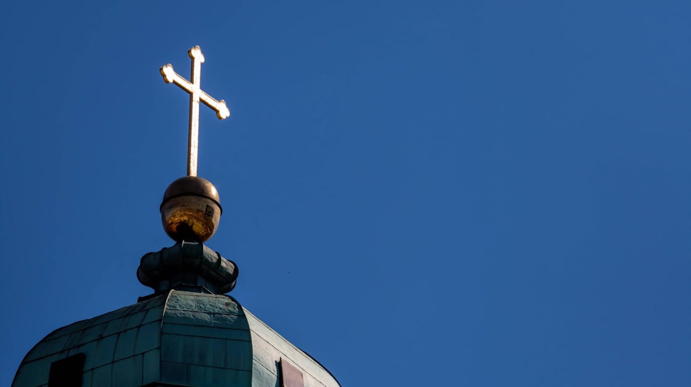 Das christliche Kreuz auf einem Dach: Eine Gemeindeversammlung soll den Fall diskutieren und dem Bischof eine Empfehlung übermitteln. (Symbolbild)