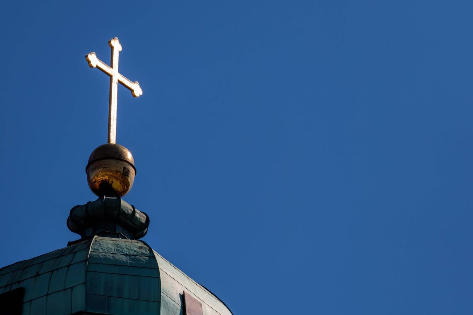 Das christliche Kreuz auf einem Dach: Eine Gemeindeversammlung soll den Fall diskutieren und dem Bischof eine Empfehlung übermitteln. (Symbolbild)