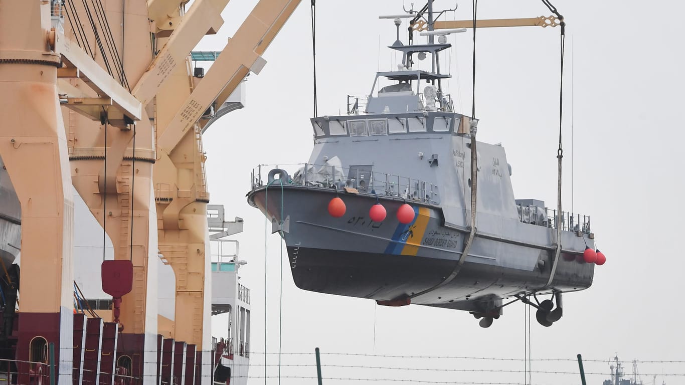 Ein Küstenschutzboot für Saudi-Arabien wird im Hafen verladen: Die Bundesregierung hat alle Rüstungsexporte nach Saudi-Arabien gestoppt.