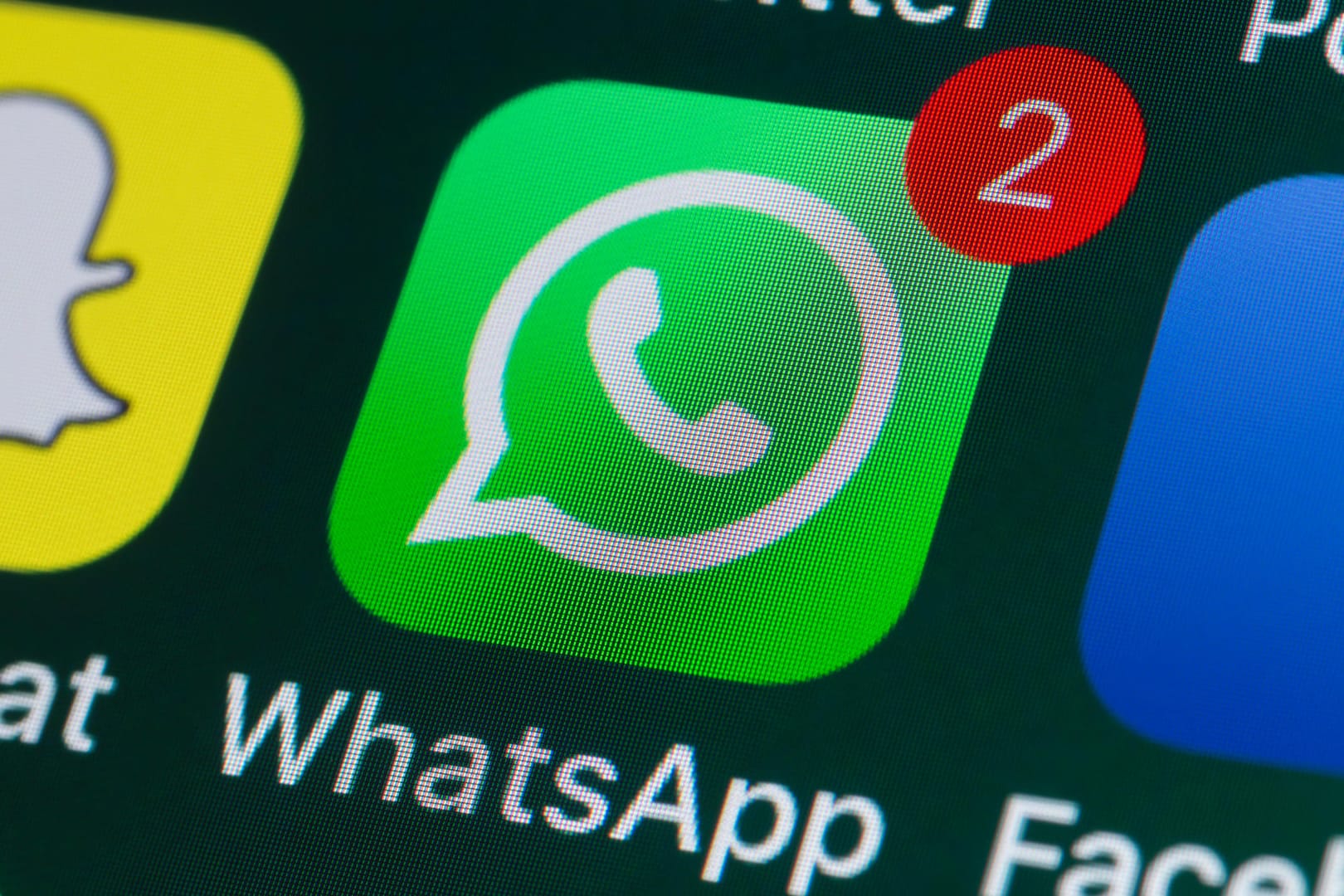 WhatsApp-Logo auf einem Smartphone: Manche Nutzer verschicken Sticker mit Nazi-Symbolen.