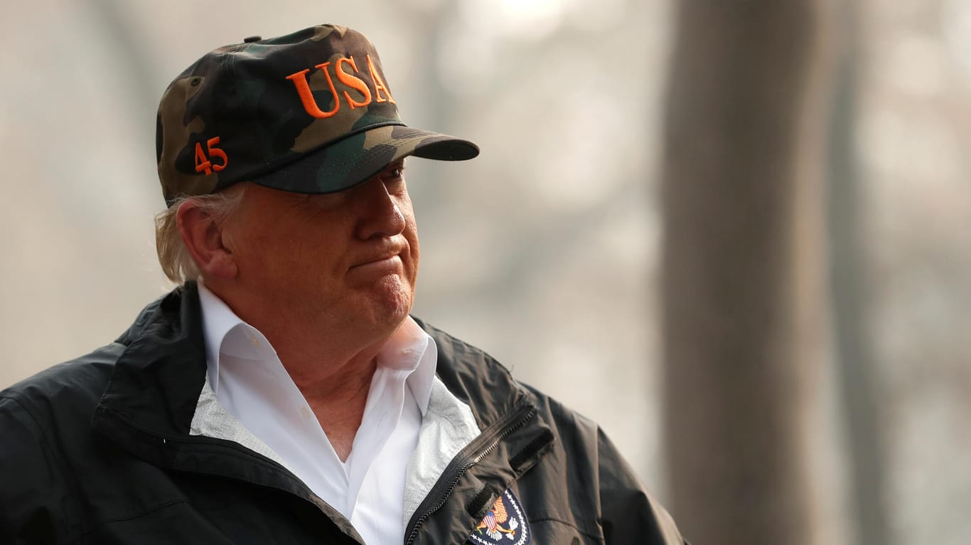 Donald Trump am Wochenende in der zerstörten Stadt Paradise: Der US-Präsident wirft dem Bundesstaat Kalifornien vor, die Wälder schlecht verwaltet zu haben.