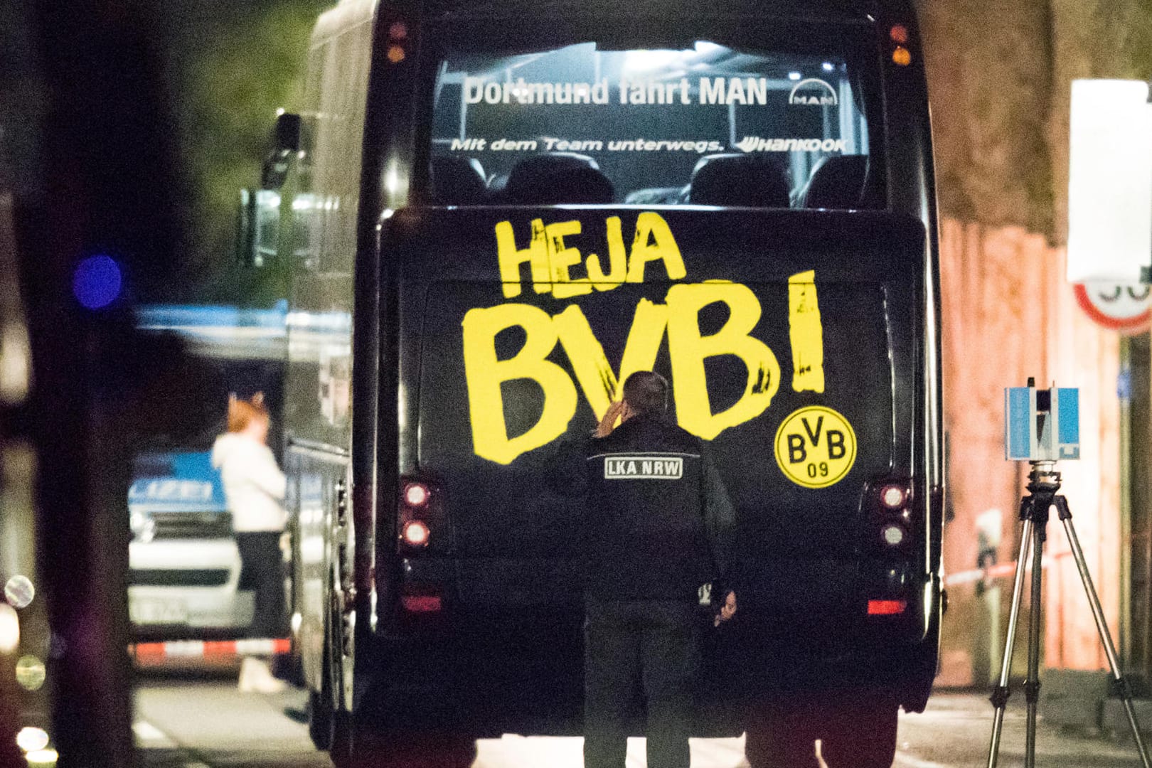 Ein Beamter des Landeskriminalamts am Tatort vor dem Mannschaftsbus des BVB: Die Staatsanwaltschaft hat im Prozess wegen des Bombenanschlags nun das Strafmaß beantragt.