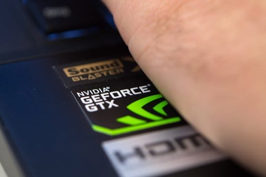 Auch nach Release der neuen RTX-Grafikkartenserie, bleibt die nur leicht langsamere GTX-10er Vorgängergeneration beliebt.